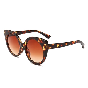 Retro oversized cat-eye sunglasses with tortoiseshell frames and brown gradient lenses