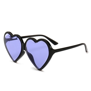 Modische herzförmige Sonnenbrille mit lila Meeresgläsern und schwarzem Rahmen für Damen