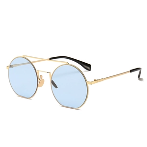 Kleine Retro-Sonnenbrille mit goldenem Metallrahmen und hellblauen Gläsern im Streetstyle