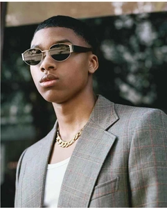 Seitenansicht der goldenen Steampunk Oval-Sonnenbrille mit dicken schwarzen Bügeln am Modell