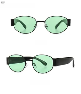 Nahaufnahme der Steampunk Oval-Sonnenbrille mit schwarzem Rahmen und grünen Gläsern