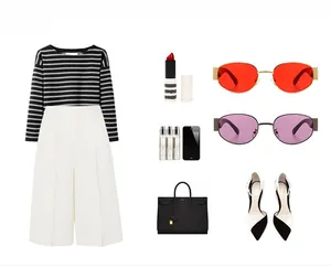 Flatlay aus gestreiftem Langarm-Top mit weißer Hose mit hoher Taille und weitem Bein