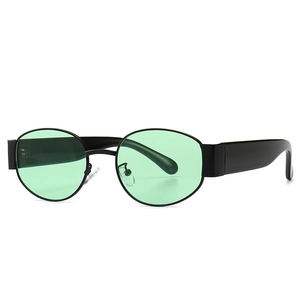 Steampunk Oval-Sonnenbrille mit schwarzem Metallrahmen und grünen Gläsern aus 45-Grad-Winkel