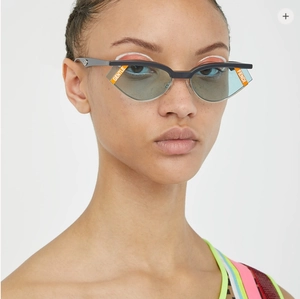 Dettaglio di occhiali da sole cat-eye alla moda con lenti blu e dettagli arancioni