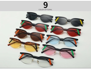 Schieramento di nove occhiali da sole cat-eye alla moda con lenti colorate vivaci
