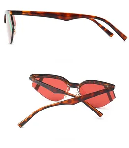 Vista laterale e posteriore degli occhiali da sole cat eye tartarugati con lenti rosse
