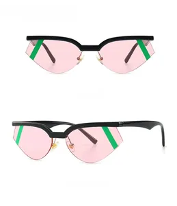 Dettaglio occhiali da sole cat eye leopardati con lenti rosa e strisce verdi laterali