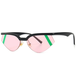 Occhiali da sole cat-eye stretti con montatura nera, lenti rosa e strisce verdi