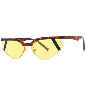Occhiali da sole cat-eye tartarugati con lenti gialle e naselli in metallo vintage