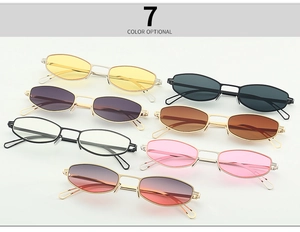 Collection de sept lunettes de soleil ovales rétro avec verres colorés et montures métal