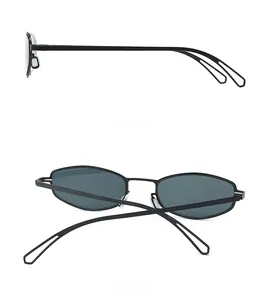 Vue détaillée de lunettes de soleil rondes rétro avec monture chaîne et branches ajourées