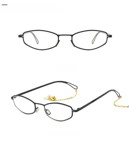 Détail de lunettes de soleil en métal à chaîne dorée et accents de perles