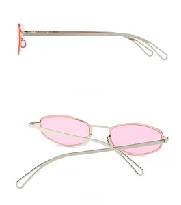 Vue détaillée de lunettes de soleil en métal argenté avec verres roses de profil et de dos