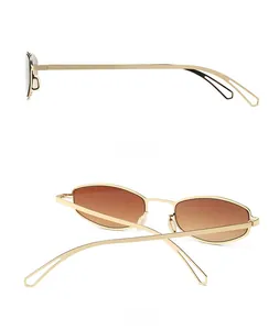 Double vue de lunettes de soleil rondes en métal doré avec verres dégradés et détails