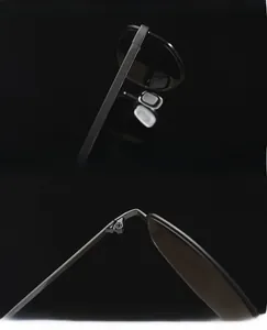 Détail de lunettes de soleil en métal montrant les plaquettes de nez et les charnières