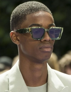 Gros plan de lunettes de soleil rectangulaires marbrées vertes sur mannequin