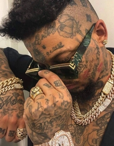 Gros plan sur un ensemble de bijoux hip-hop dorés avec montre de luxe et gourmette