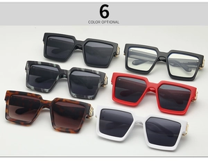 Vue à plat de lunettes de soleil carrées oversize en six couleurs avec détails dorés
