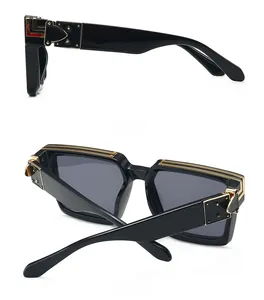 Détail des lunettes de soleil carrées noires avec charnières en métal doré et verres