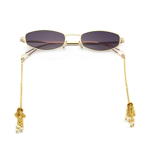 Lunettes rétro étroites avec verres violets, chaîne dorée, perles et glands en métal