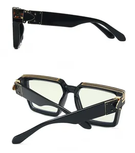 Vue latérale et arrière de lunettes de soleil carrées noires avec charnières dorées chic
