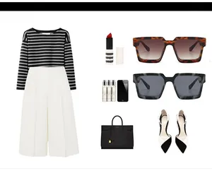 Tenue chic avec haut rayé, pantalon blanc et lunettes de soleil carrées tendance