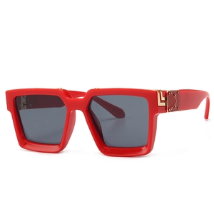 Lunettes de soleil carrées rouges surdimensionnées avec verres gris et détails dorés