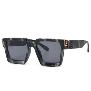 Lunettes de soleil carrées oversize avec motif marbre vert et détails dorés chic