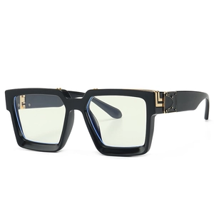 Lunettes de soleil carrées noires avec monture épaisse et détails en métal doré