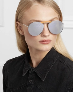 Vue détaillée des lunettes de soleil carrées avec verres miroirs argentés et pont orange