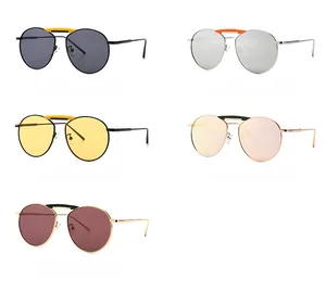 Détail de lunettes aviateur avec monture métallique en cinq couleurs de verres dégradés