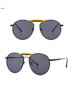 Détails de lunettes de soleil carrées avec monture en métal noir et pont orange vif