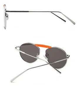 Vues latérale et arrière de lunettes de soleil en métal argenté avec pont orange