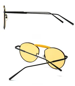 Vues latérale et arrière de lunettes de soleil rétro avec monture noire et verres jaunes