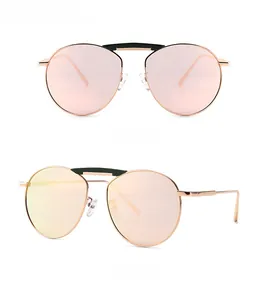 Vue de face et de profil de lunettes de soleil rétro dorées avec verres dégradés roses