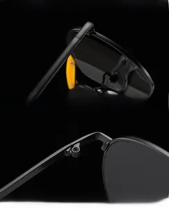 Détail de lunettes de soleil carrées montrant les verres renforcés et charnières en métal