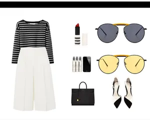 Mise à plat de haut rayé, pantalon large blanc et accessoires chic avec lunettes de soleil