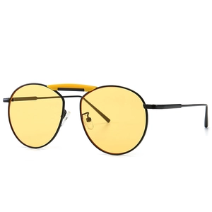 Lunettes de soleil rétro à double pont avec monture en métal noir et verres jaunes