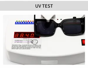 Detail van de UV400-beschermingstest voor zwarte D-frame zonnebrillen op testapparaat