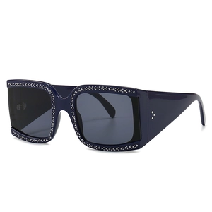 Klassieke D-frame zonnebril in donkerblauw met strass-rand en zilveren klinknageldetails