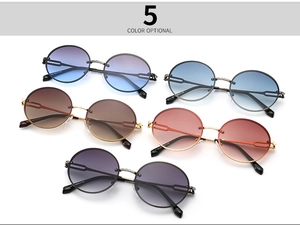 Détail de lunettes de soleil rondes vintage en métal déclinées en cinq coloris dégradés