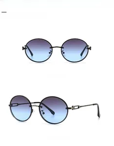 Détail des lunettes de soleil rondes en métal noir avec verres dégradés bleus
