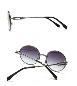 Vue latérale et arrière des lunettes de soleil rondes rétro avec verres dégradés violets