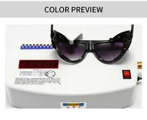 Détail de lunettes de soleil vintage avec caches en cuir et verres dégradés UV400