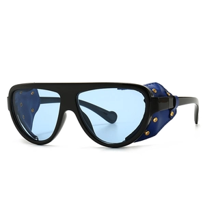 Lunettes de soleil rétro punk avec monture noire, verres bleu clair et coques en cuir bleu