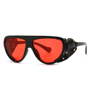 Lunettes de soleil steampunk noires avec verres rouges et protections latérales
