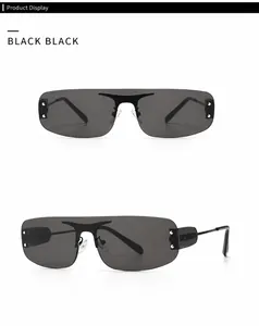 Gros plan de lunettes de soleil masque noires avec rivets en métal et design monobloc