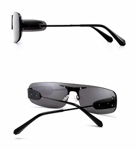 Détails de grandes lunettes de soleil gris foncé avec branches noires et profil latéral