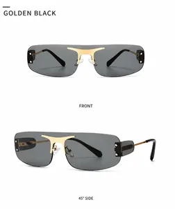 Vues de face et à 45 degrés des lunettes de soleil sans monture dorées et noires surdimensionnées
