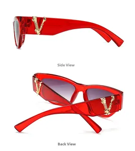 Detail der roten transparenten Sonnenbrille mit goldenem V-Metalldekor am Bügel
